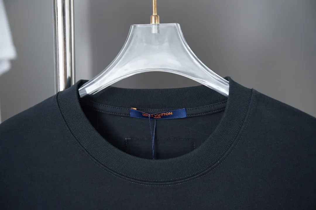 🅿️190 1V 25SS early spring new style Hydrosol embroidered LV letter short sleeves Light luxury essential item for daily commuting for men and women Correct version Welcome to compare Detailed features · 320g 100% pure cotton double yarn jersey fabric · Custom dyed in the same vat, special thickened 32 pieces double-strand 1X1 thread · Imported Tajima machine hydrosol embroidered LV letter logo on the front and back. Garment-washable embroidery hydrosol makes the embroidery offset printing softer and not stiff · Double-needle cross-stitching process · Original main mark washed tag brand moisture-proof paper packaging Color: black/white/burgundy Size: S/M/L/XL